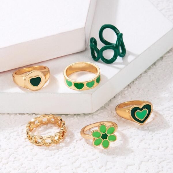 6 Pcs Set of Alloy Gold Rings With White Daisy Flower Finger Ring