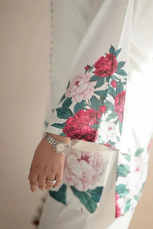 2 Pcs Women's Stitched Printed Shirt And TrouserDigital Front & Back Floral Print Co Ord Set 2PCs Size Measurement Chest Size 22 Shirt Length 35/ 36 Flapper Length 40/41 Shirt Stuff : Premium Silk Flapper Stuff : Premium Silk • Shirt Fabric: Silk • Pattern: Printed • Neck Type: U-Neck • Shirt Pattern: Printed • Trouser Fabric: Silk • Trouser Pattern: Printed • Product Feature: Size Chart Attached • Available Sizes: Large • Number Of Pieces: 2 Pcs • Package Includes: 1 x Shirt, 1 x Trouser • Shirt Length: 36 Inches • Shirt Chest: 22 Inches • Shirt Shoulder: 19 Inches • Arm Length: 12 Inches • Trouser Length: 41 Inches • Trouser Waist: 21 Inches • Trouser Hip: 24 Inches • Color: White • Digital Front & Back Floral Print Co Ord Set 2PCs Size Measurement Chest Size 22 Shirt Length 35/ 36 Flapper Length 40/41 Shirt Stuff : Premium Silk Flapper Stuff : Premium Silk • Note: There might be an error of 1-3 cm due to manual measurement, and slight color differences may occur as a result of varying lighting and monitor effects. • Product Code: MZ1692200460AL